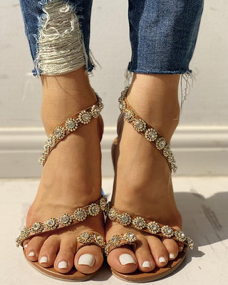 Sandales plates avec anneau d'orteil et détail clouté