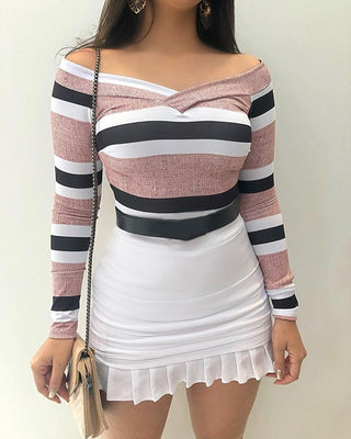 Ensemble haut rayé à épaules dénudées et jupe à volants