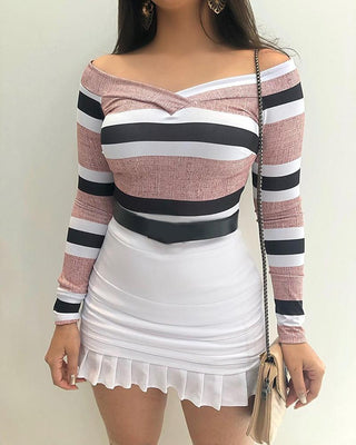 Ensemble haut rayé à épaules dénudées et jupe à volants