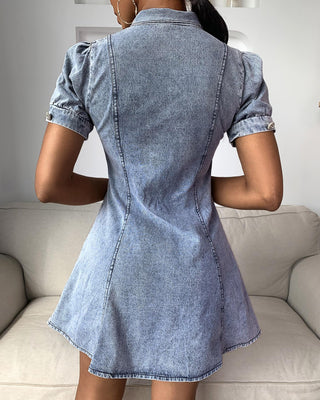 Robe en jean boutonnée à manches courtes et design noué