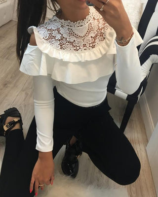 Blouse en dentelle à volants et épaules froides