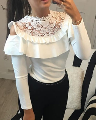 Blouse en dentelle à volants et épaules froides