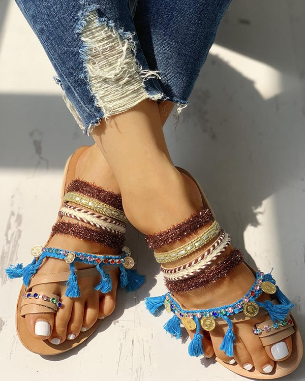 Sandales à anneaux d'orteils et à pampilles cloutées moelleuses