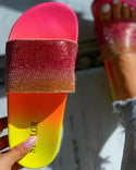 Sandales plates à bout ouvert cloutées colorées