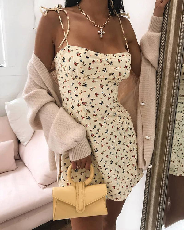 Robe courte fleurie à col carré