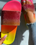 Sandales plates à bout ouvert cloutées colorées