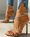 Sandales à talons fins et lacets à plusieurs brides cloutées