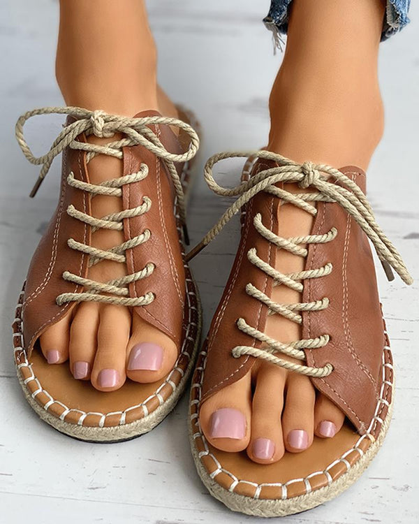 Sandales plates en lin tissé à lacets et œillets