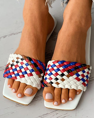 Sandales plates à bout carré tressé à blocs de couleurs