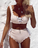 Ensemble de bikini à carreaux et œillets avec bordure festonnée à lacets
