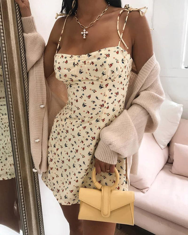 Robe courte fleurie à col carré