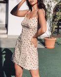 Robe courte fleurie à col carré