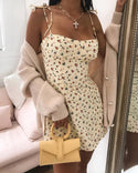 Robe courte fleurie à col carré