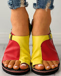 Sandales plates à boucle d'orteil en color block