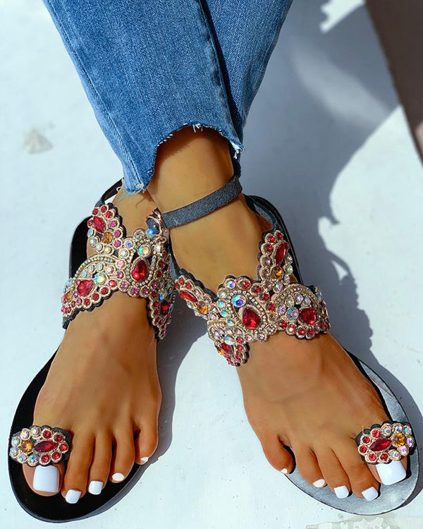 Sandales plates à motif de fleurs cloutées avec anneau d'orteil