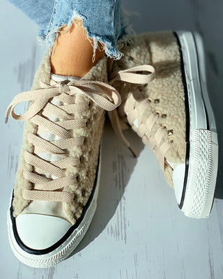 Chaussures moelleuses à lacets et œillets rivets