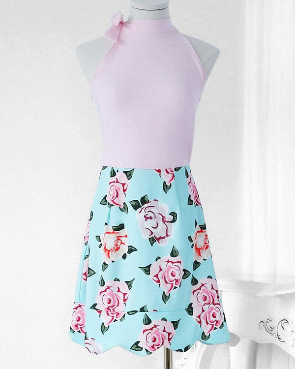 Mini-robe à ourlet asymétrique avec ourlet à fleurs