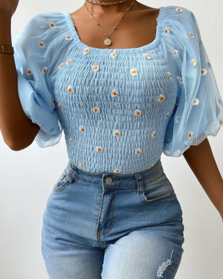 Haut à détails froncés à manches lanterne et broderie marguerite