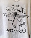 T-shirt ample à manches courtes et imprimé ailes