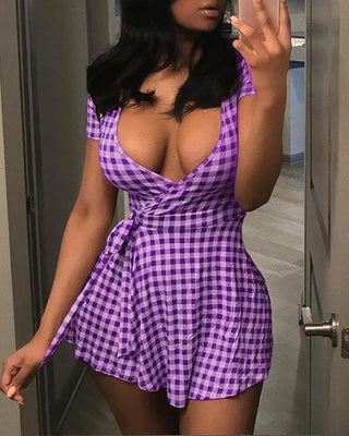 Robe à manches courtes à carreaux et col à surplis