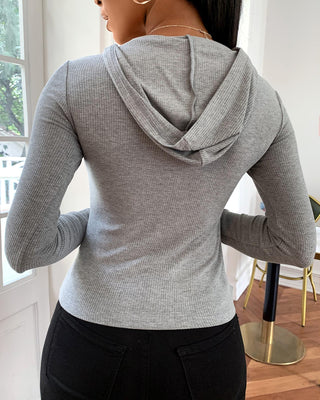 Haut à capuche à œillets et poche zippée