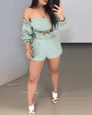 Ensemble short rayé à épaules dénudées et ourlet volant