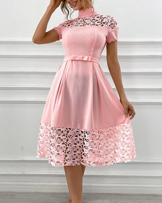 Robe évidée à manches courtes avec ceinture