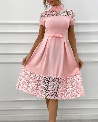 Robe évidée à manches courtes avec ceinture