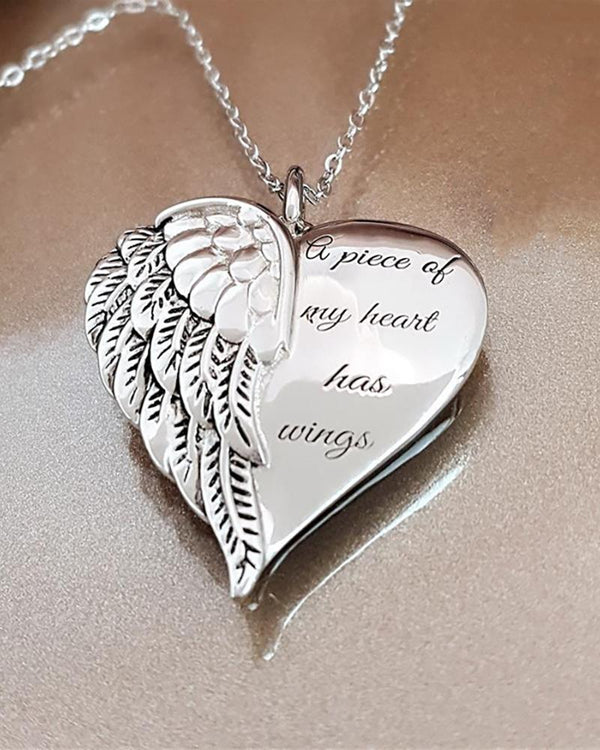 Collier à pendentif en forme de coeur avec lettre et ailes