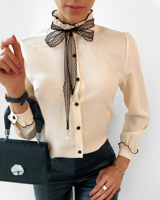 Chemise à boutons et ourlet à volants avec cravate
