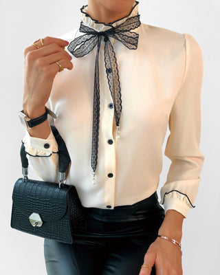 Chemise à boutons et ourlet à volants avec cravate