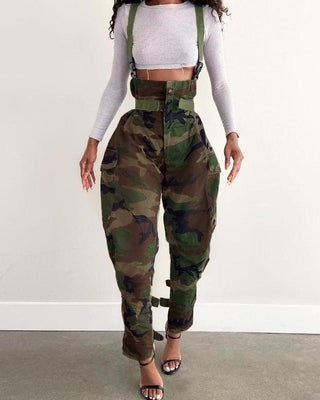 Pantalon cargo à bretelles taille haute à imprimé camouflage