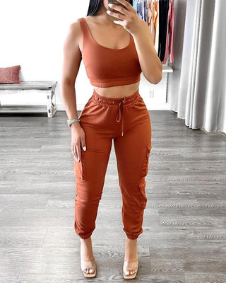 Ensemble haut court à col en U et pantalon design avec poche à cordon