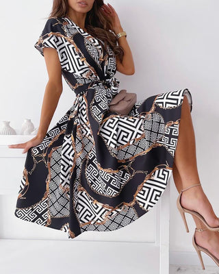 Robe à manches courtes avec boutons et écharpe à chaîne