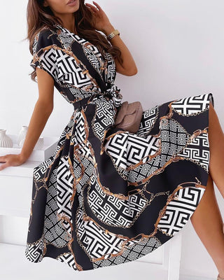 Robe à manches courtes avec boutons et écharpe à chaîne