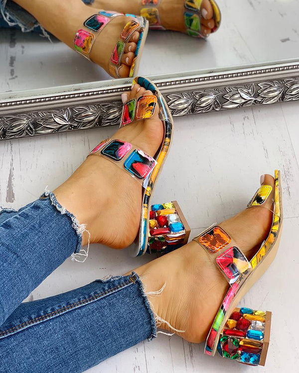 Sandales à talons épais à motif géométrique coloré