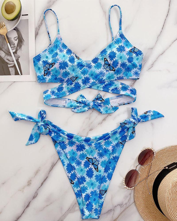 Ensemble de bikini froncé à imprimé papillon floral