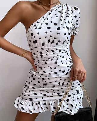 Mini-robe à volants et pois une épaule
