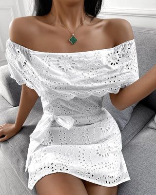 Robe courte en dentelle brodée à épaules dénudées