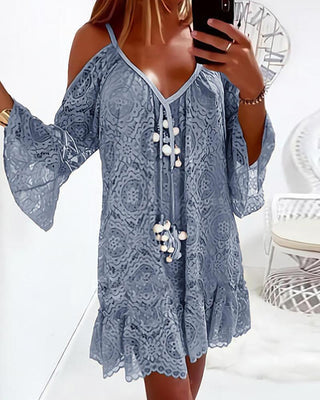 Robe en dentelle à manches évasées et à pampilles