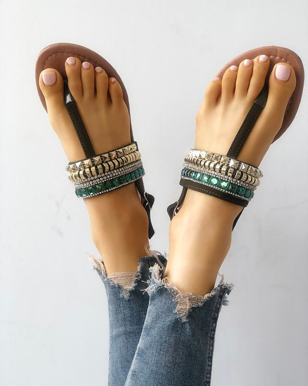 Sandales plates à bouts ornés de perles rivets