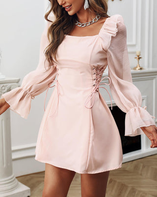 Robe à manches évasées à lacets et ourlet à volants