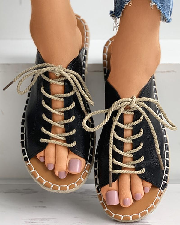 Sandales plates en lin tissé à lacets et œillets