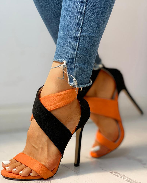 Sandales à talons fins entrecroisés color-block