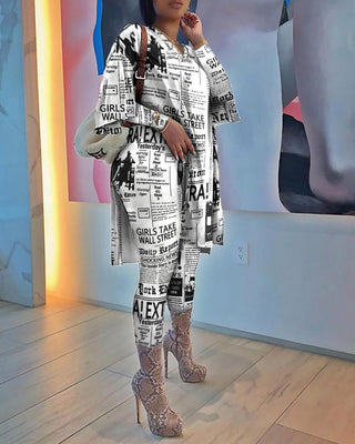 Ensemble top fendu sur le côté et pantalon skinny à imprimé journal