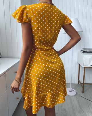 Robe décontractée à manches courtes et ourlet à volants imprimé à pois