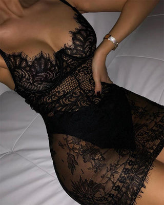 Robe courte moulante en dentelle