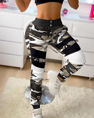 Pantalon cargo à imprimé camouflage avec boucle