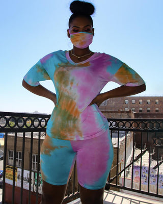 Ensemble haut et short à encolure en V à imprimé tie-dye avec couvre-visage
