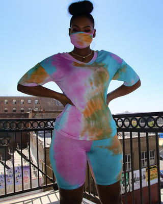 Ensemble haut et short à encolure en V à imprimé tie-dye avec couvre-visage